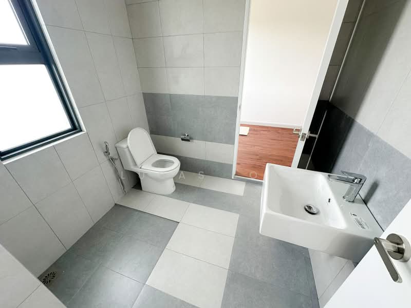 Rumah Teres 2-Tingkat untuk Disewa di Bandar Seri Coalfields (Sungai Buloh) - Lucas Loh - Bathroom - PropertyGuru.com.my