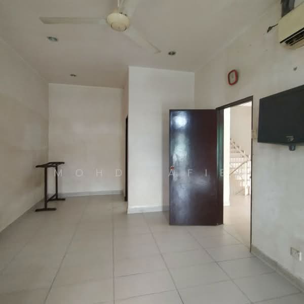 2-storey Terraced House for Sale in Sungai Merab (Dengkil) - Mohd Rafiee - Living Room - PropertyGuru.com.my