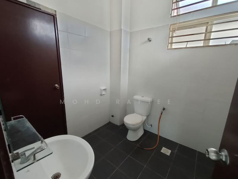 2-storey Terraced House for Sale in Sungai Merab (Dengkil) - Mohd Rafiee - Bathroom - PropertyGuru.com.my