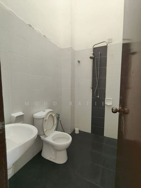 2-storey Terraced House for Sale in Sungai Merab (Dengkil) - Mohd Rafiee - Bathroom - PropertyGuru.com.my