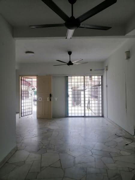 Rumah Teres 2-Tingkat untuk Disewa di Taman Muhibbah (Seri Kembangan) - Joey Wong - Living Room - PropertyGuru.com.my