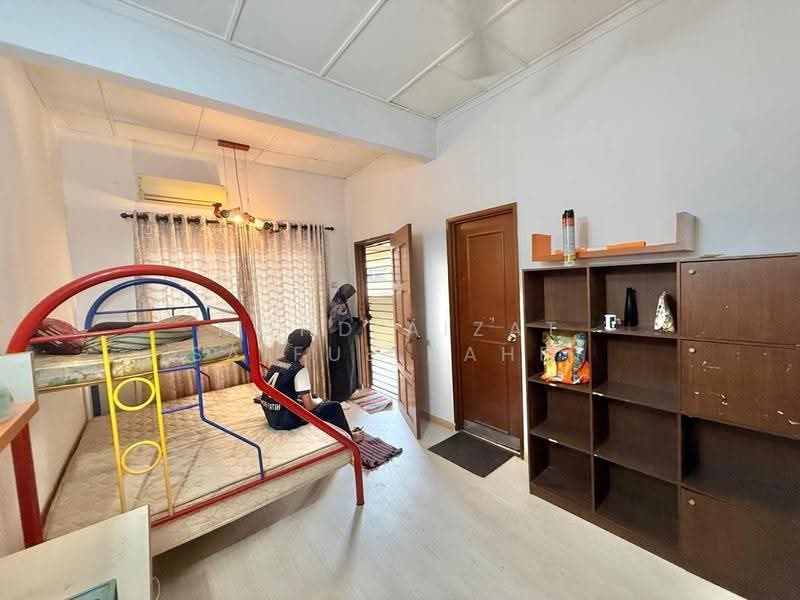 2-storey Terraced House for Sale in Taman Pinggiran Usj (Subang Jaya) - Mohd Aizat Saiful Bahri - Bedroom - PropertyGuru.com.my