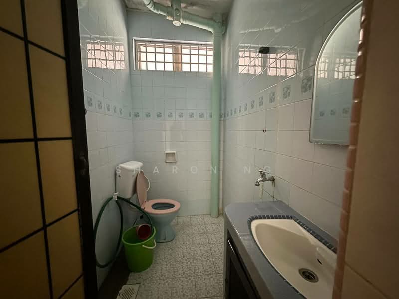 Rumah Berkembar untuk Dijual di Taman Bukit Kempas (Tampoi) - Sharon Ng - Bathroom - PropertyGuru.com.my