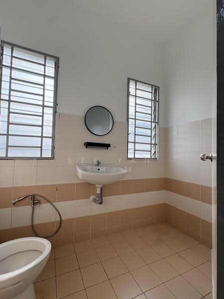 Condominium for Rent at Residensi Laguna (Sunway Belvedere) - Sze Yan Shim - Master Bath (Female) - PropertyGuru.com.my