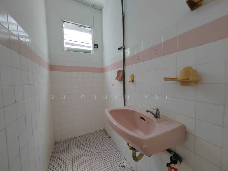 Pangsapuri untuk Dijual di Kota Laksamana Utama - Yu Chuan Yau - Bathroom - PropertyGuru.com.my