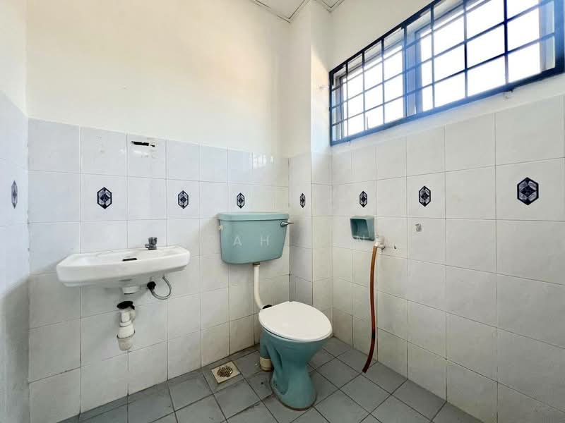 2-storey Terraced House for Sale in Sungai Buloh (Selangor) - Farah Dina - Bathroom - PropertyGuru.com.my