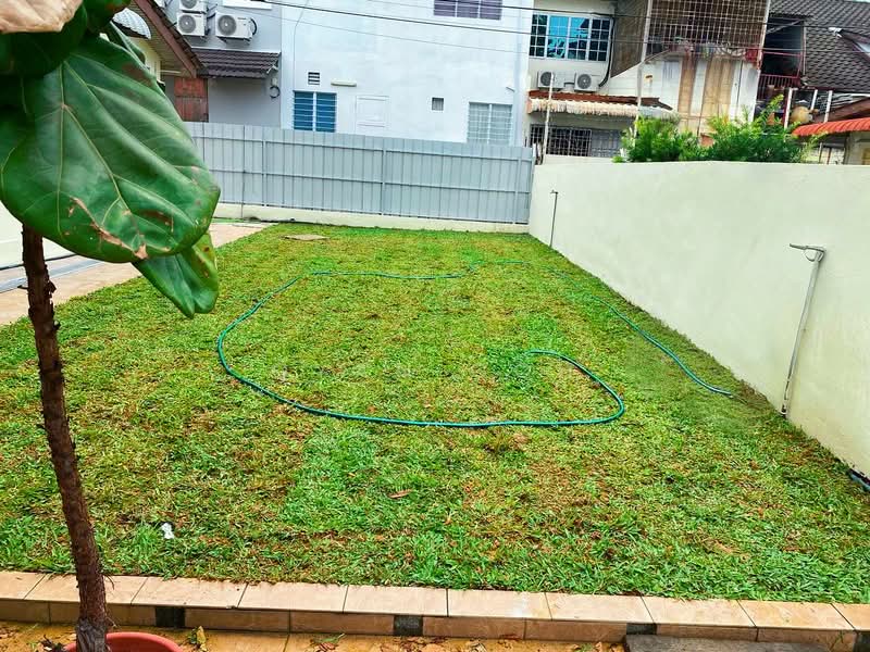 Rumah Teres untuk Disewa di Island Glades (Jelutong) - Qyan Goh - Garden - PropertyGuru.com.my
