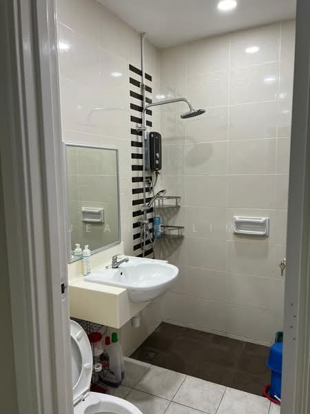 Kondominium untuk Disewa di The Brezza - Jeanie Lim - Bathroom - PropertyGuru.com.my