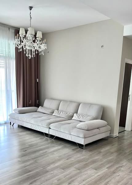 Kondominium untuk Disewa di The Brezza - Jeanie Lim - Living Room - PropertyGuru.com.my