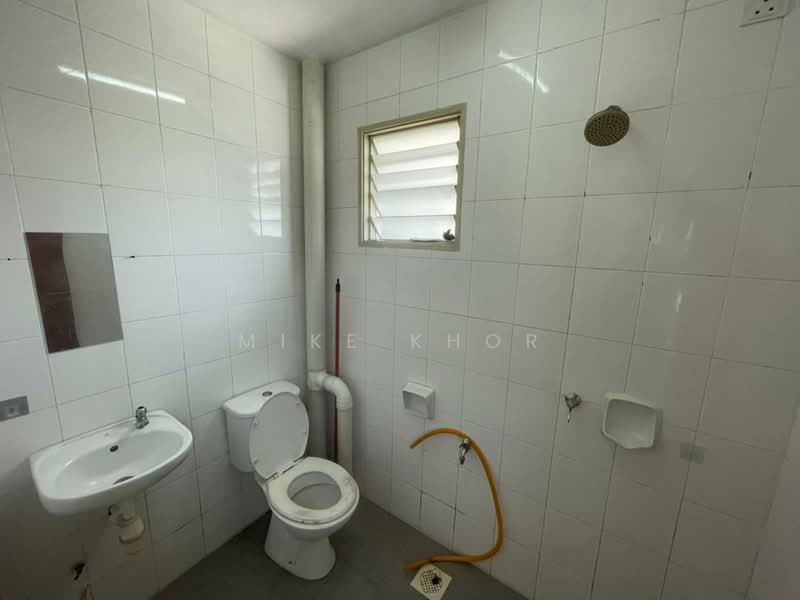Pangsapuri untuk Disewa di Pangsapuri Akasia (Bandar Botanic) - Mike Khor - Bathroom - PropertyGuru.com.my