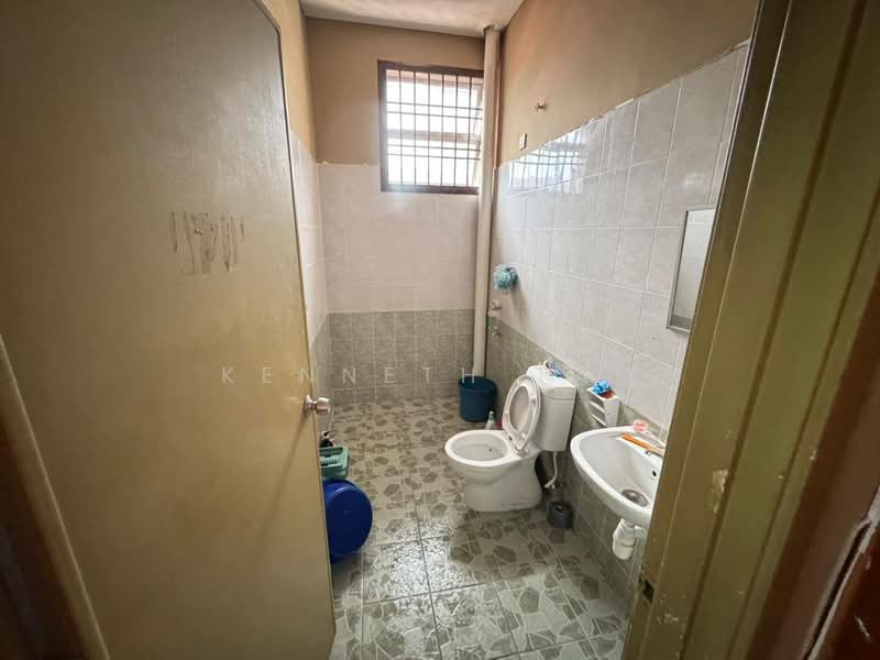 Terraced House for Sale in Bandar Seri Alam (Masai) - Kenneth Tan - Bathroom - PropertyGuru.com.my