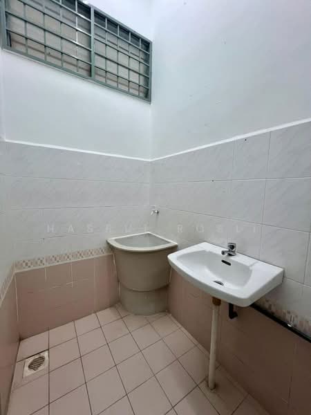 Rumah Teres untuk Dijual di Taman Lembah Merbok (Merbok) - Hasrul Rosli - Bathroom - PropertyGuru.com.my