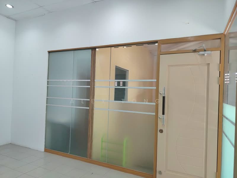 Shop / Office for Rent in Bandar Bukit Tinggi 2 (Klang) - Alex Tong - Entrance - PropertyGuru.com.my