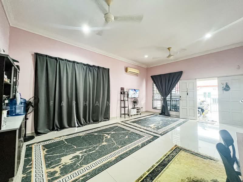 Rumah Berkembar untuk Dijual di Telok Panglima Garang (Selangor) - Farhan Rafael - Living Room - PropertyGuru.com.my