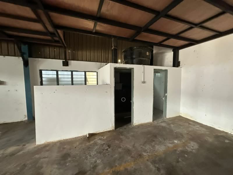 Factory for Rent in Kampung Baru Sungai Buloh (Sungai Buloh) - CW Kong - Interior - PropertyGuru.com.my