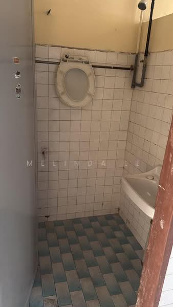 2-storey Terraced House for Sale in Taman Gembira (Tampoi) - Melinda Ee - Bathroom - PropertyGuru.com.my