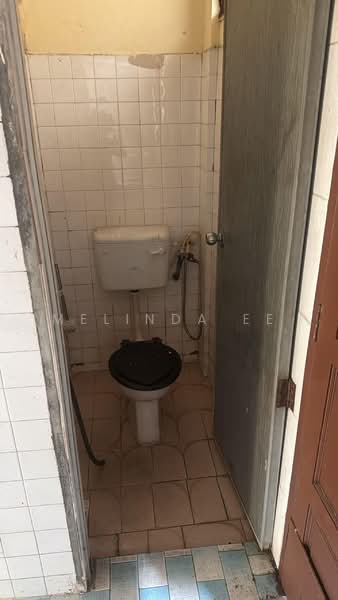 2-storey Terraced House for Sale in Taman Gembira (Tampoi) - Melinda Ee - Bathroom - PropertyGuru.com.my