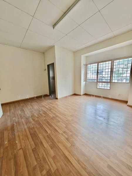Rumah Teres 2-Tingkat untuk Dijual di Taman Puncak Jalil (Seri Kembangan) - Hazeman Omar - Living Room - PropertyGuru.com.my
