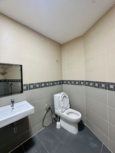 Rumah Kluster untuk Disewa di Taman Nong Chik (Johor Bahru) - Edward Siow - Bathroom - PropertyGuru.com.my