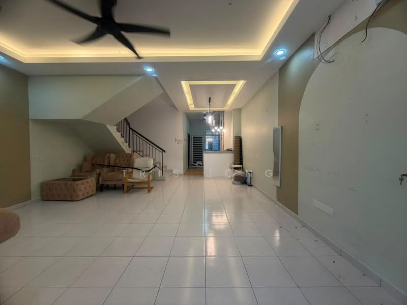 Rumah Teres 3-Tingkat untuk Dijual di Taman Kundang Jaya (Rawang) - Tris Jong - Living Room - PropertyGuru.com.my