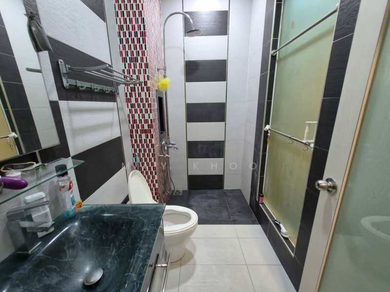 Semi-Detached House for Sale in Taman Sutera Utama (Skudai) - May Khoo - Bathroom - PropertyGuru.com.my