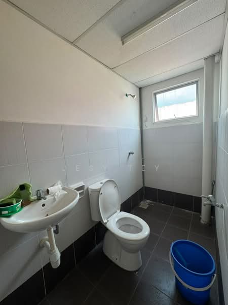 Shop / Office untuk Disewa di Taman Molek (Johor Bahru) - Jesy Tey - Bathroom - PropertyGuru.com.my