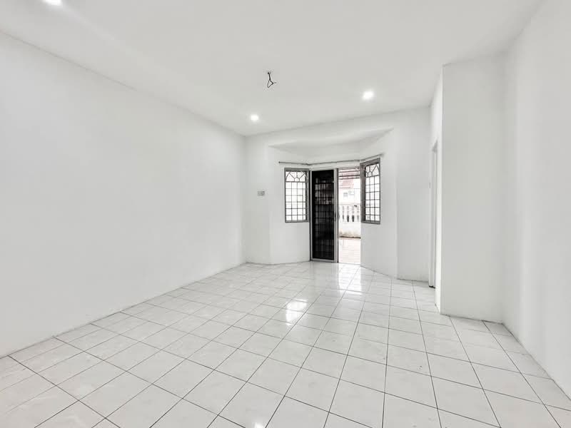 Terraced House for Sale in Bandar Putra Permai (Seri Kembangan) - Syahrim Naim - Living Room - PropertyGuru.com.my