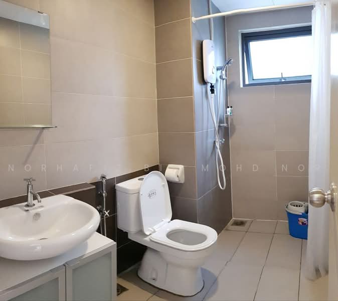 Service Residence for Sale at Suria Residence - Norhafiz Bin Mohd Nor - Bathroom - PropertyGuru.com.my