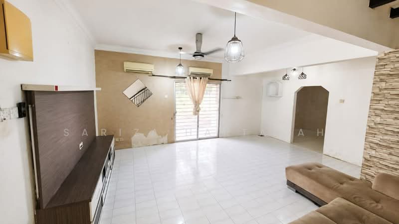 Rumah Teres 2-Tingkat untuk Dijual di Bukit Rahman Putra (Sungai Buloh) - Sariza Hartanah - Living Room - PropertyGuru.com.my