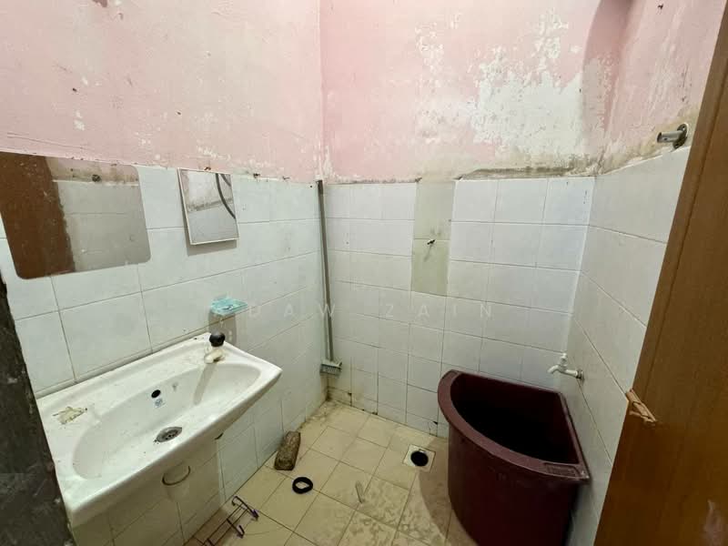 1-storey Terraced House for Sale in Taman Seri Medan Jaya (Telok Panglima Garang) - Adaw Zain - Bathroom - PropertyGuru.com.my