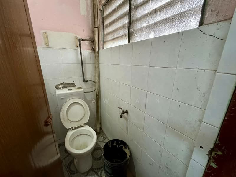 1-storey Terraced House for Sale in Taman Seri Medan Jaya (Telok Panglima Garang) - Adaw Zain - Bathroom - PropertyGuru.com.my