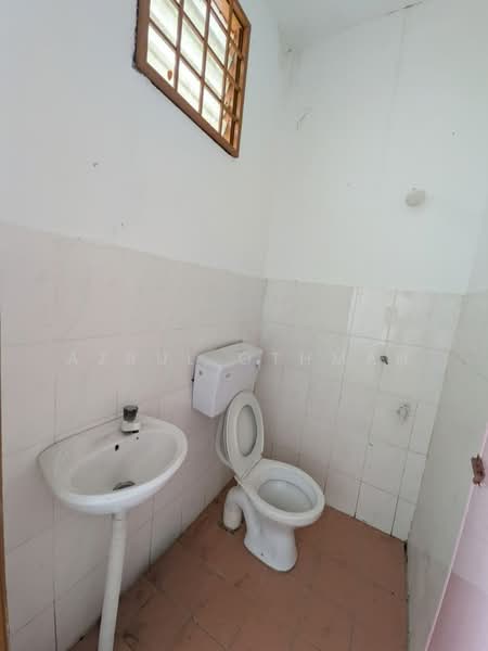 1-storey Terraced House for Sale in Port Dickson (Negeri Sembilan) - Azrul Othman - Bathroom - PropertyGuru.com.my