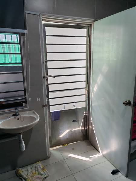 Rumah Teres 2-Tingkat untuk Dijual di Taman Mengkibol (Kluang) - Shanel Tee - Bathroom - PropertyGuru.com.my