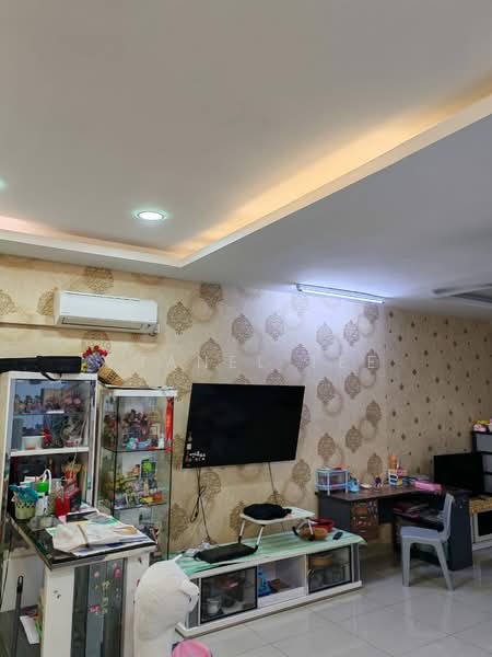 Rumah Teres 2-Tingkat untuk Dijual di Taman Mengkibol (Kluang) - Shanel Tee - Living Room - PropertyGuru.com.my