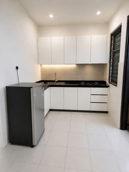 Kediaman Servis untuk Dijual di SuriaMas Suites - Andy Low - Kitchen - PropertyGuru.com.my