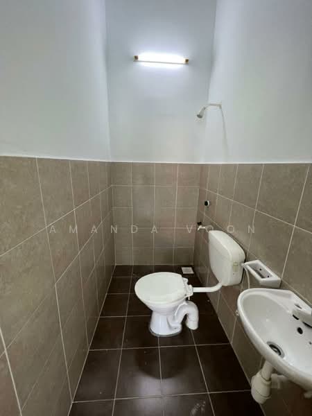 2.5-storey Terraced House for Sale in Kelapa Sawit (Kulai) - Amanda Voon - Bathroom - PropertyGuru.com.my