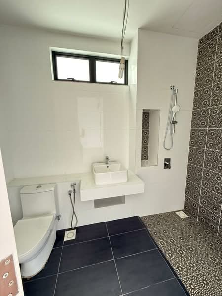 Rumah Berkembar untuk Dijual di Eco Grandeur (Puncak Alam) - Lucas Loh - Bathroom - PropertyGuru.com.my