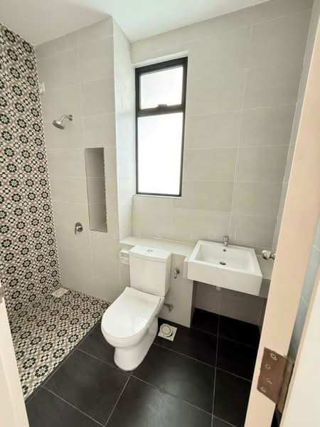 Rumah Berkembar untuk Dijual di Eco Grandeur (Puncak Alam) - Lucas Loh - Bathroom - PropertyGuru.com.my