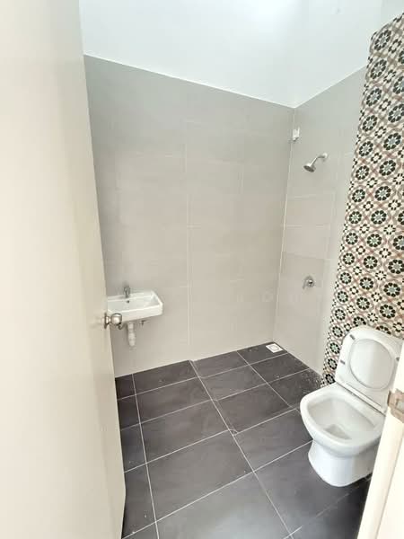 Rumah Berkembar untuk Dijual di Eco Grandeur (Puncak Alam) - Lucas Loh - Bathroom - PropertyGuru.com.my