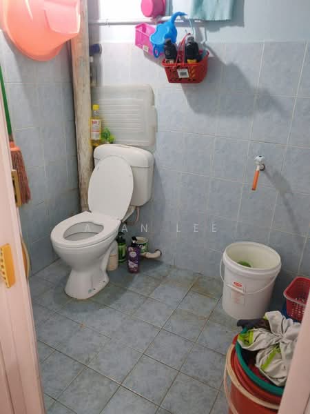 Rumah Flat untuk Dijual di Taman Putri Kulai - Alan Lee - Bathroom - PropertyGuru.com.my