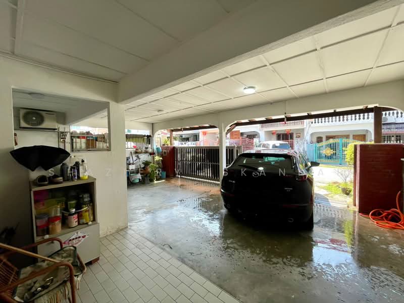 Rumah Teres 2-Tingkat untuk Dijual di Batu Caves (Selangor) - Shaziery Iskandar - Car Park - PropertyGuru.com.my