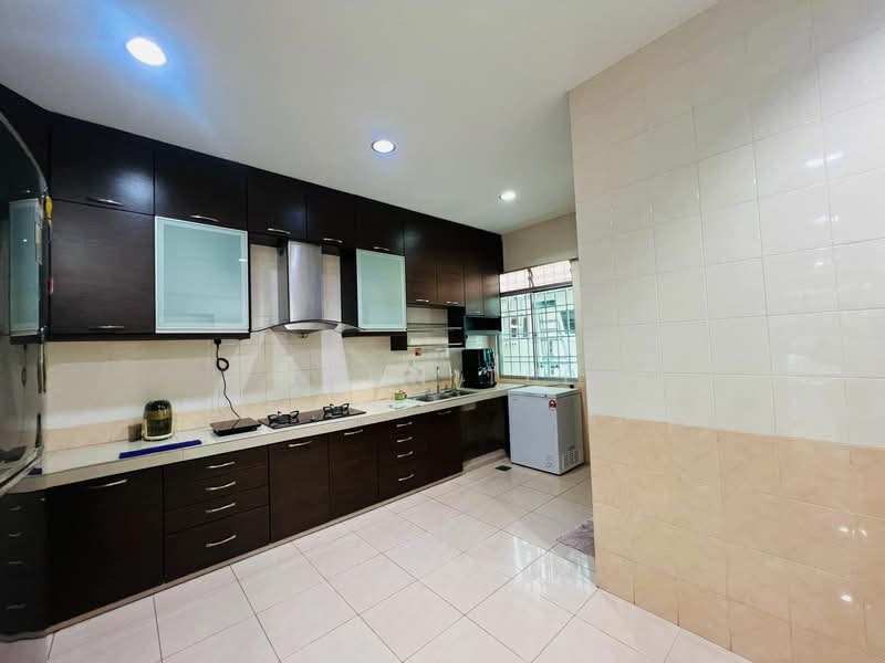 3-storey Terraced House for Rent in Bandar Bukit Tinggi 2 (Klang) - John Tee - Kitchen - PropertyGuru.com.my