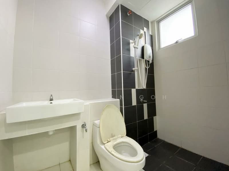 Kediaman Servis untuk Dijual di D'Ambience Residences (Pangsapuri Ikatan Flora) - Carolyn Goh - Bathroom - PropertyGuru.com.my