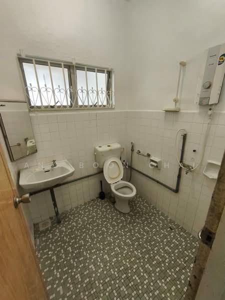 Semi-Detached House for Sale in Taman Nong Chik (Johor Bahru) - Ang Boon Chai - Bathroom - PropertyGuru.com.my