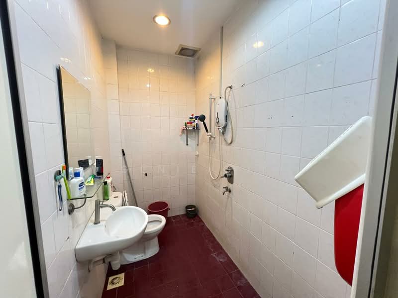 Rumah Teres 2-Tingkat untuk Dijual di Seksyen 2, Taman Kinrara (Puchong) - Ginie Gui - Bathroom - PropertyGuru.com.my