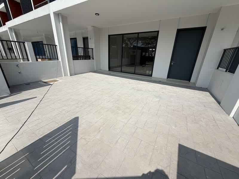 Rumah Teres 3-Tingkat untuk Dijual di Taman Puchong Intan (Puchong) - Ginie Gui - Car porch - PropertyGuru.com.my