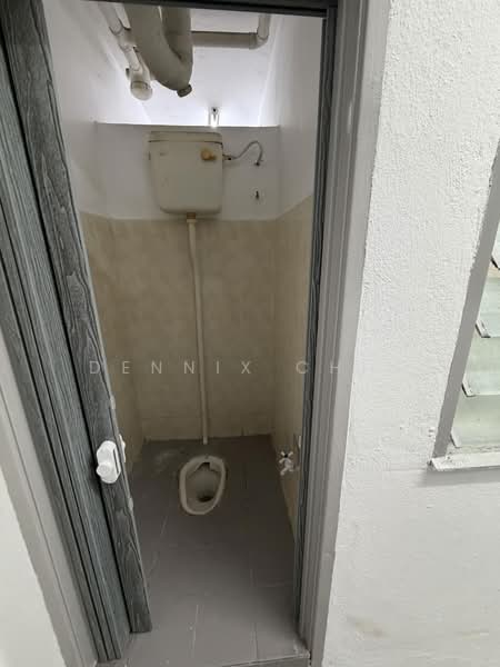 Rumah Flat untuk Dijual di Pandan Ria (Block D) - Dennix Chin - Bathroom - PropertyGuru.com.my