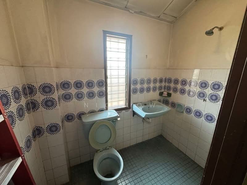 Rumah Teres 2-Tingkat untuk Dijual di Taman Bukit Maluri (Kepong) - Nic Low - Bathroom - PropertyGuru.com.my