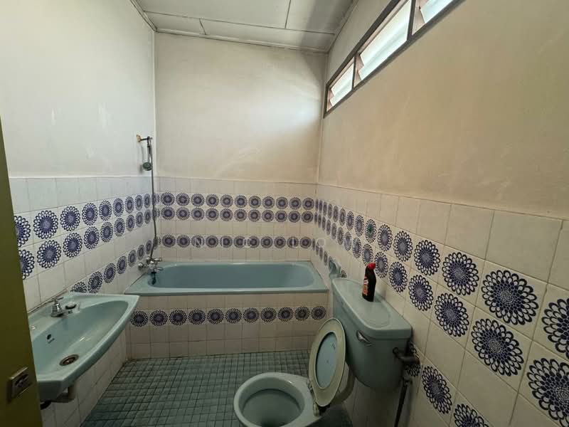 Rumah Teres 2-Tingkat untuk Dijual di Taman Bukit Maluri (Kepong) - Nic Low - Bathroom - PropertyGuru.com.my