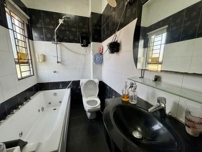 Rumah Berkembar untuk Dijual di Glenmarie Cove (Klang) - Adaw Zain - Bathroom - PropertyGuru.com.my